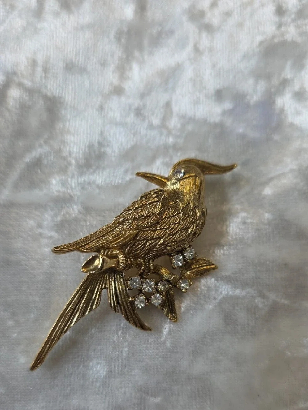 Vintage Gold Tone Bird Brooch Pin - Elegant Avian Accent